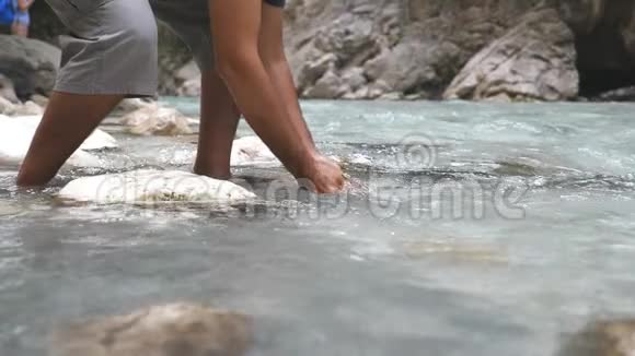 面目全非的人用清澈的凉水在山河里洗手一个站在河中的家伙视频的预览图
