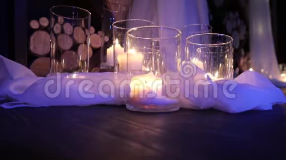 在地板玻璃烧瓶中安装燃烧蜡烛视频的预览图