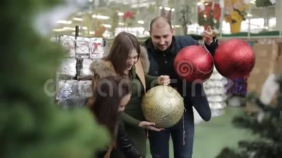 在超市里朋友的快乐陪伴选择购买圣诞装饰品巨大的圣诞装饰品视频的预览图