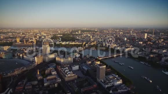 令人惊叹的空中无人机现代建筑全景伦敦市中心城市景观泰晤士河视频的预览图