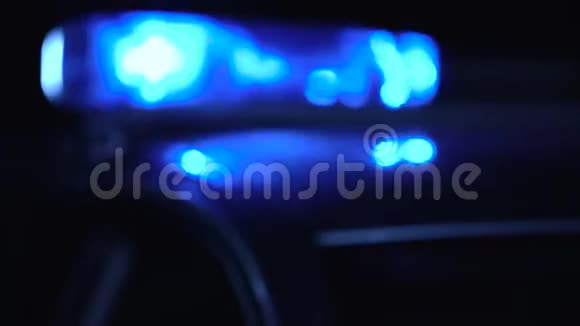 警察巡逻车在夜间街道犯罪现场法律和秩序上安静地闪烁视频的预览图