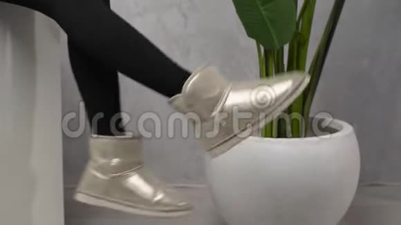 女人穿着冬鞋摇腿穿上冬鞋女人腿摆动腿视频的预览图