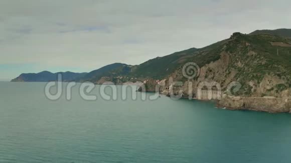意大利CinqueTerre国家公园和Ligurain海岸线的鸟瞰图视频的预览图