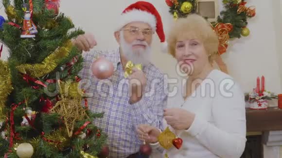 已婚夫妇在家中装饰圣诞树视频的预览图