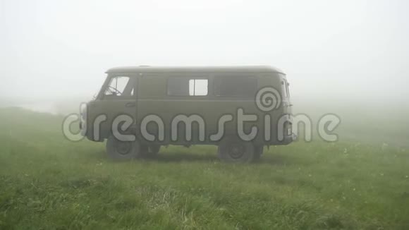 老苏联军用汽车在雾中的草地上视频的预览图