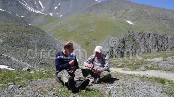 两个游客在山上喝酒视频的预览图