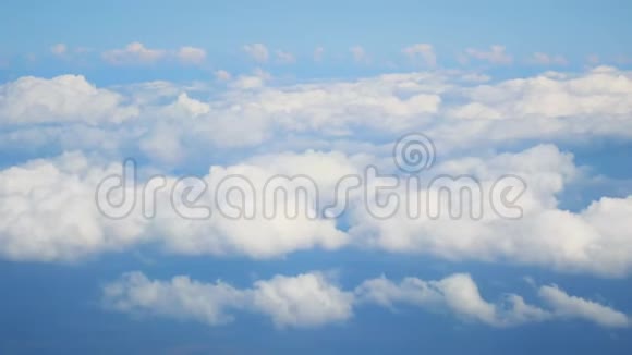 蓝天上的白光云从飞机窗口观看视频的预览图