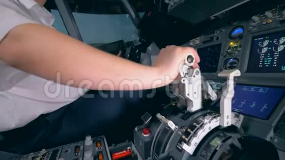 男飞行员正在准备飞机起飞驾驶舱飞行甲板视频的预览图