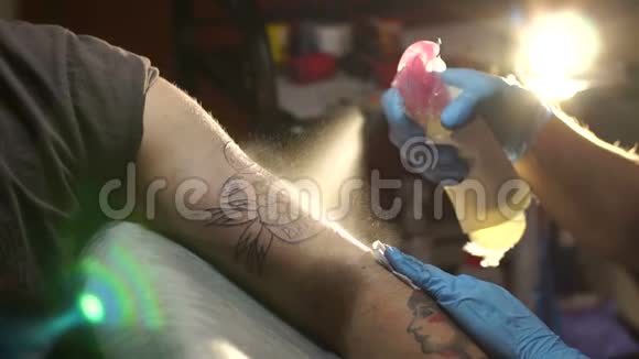 纹身师傅在下班前病人手中雾化无菌溶液视频的预览图