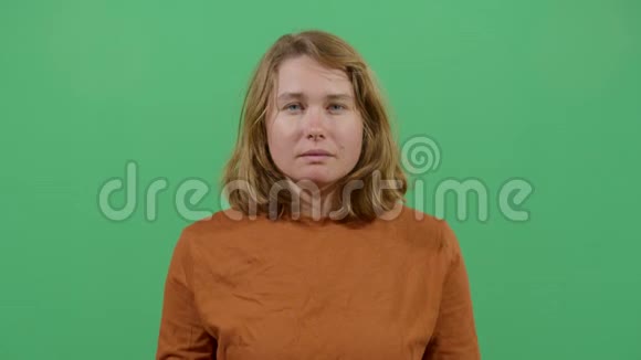 女人闭着眼睛按摩太阳穴视频的预览图