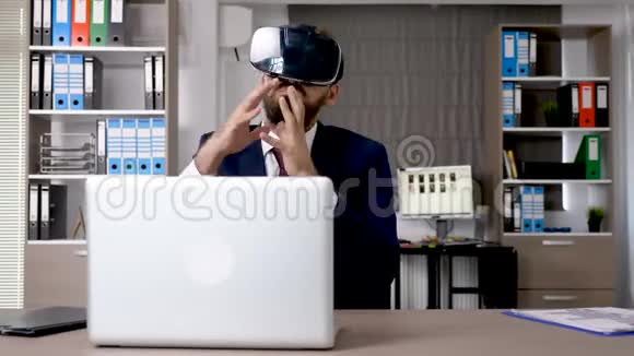 企业家在公司办公室工作和探索虚拟现实视频的预览图