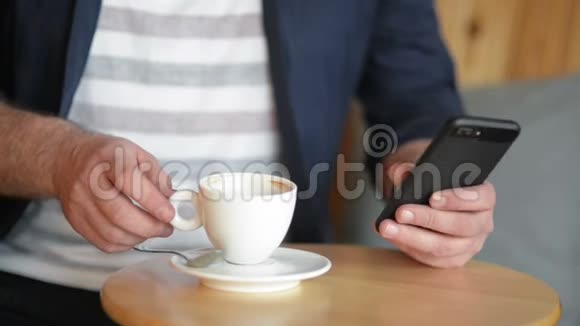 关闭商人他在早餐期间工作拿着他的智能手机喝咖啡或茶视频的预览图