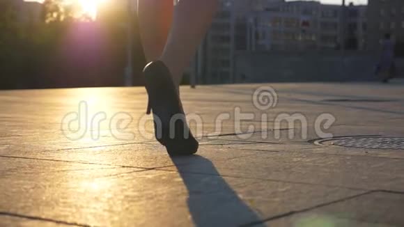 在日落时分穿着高跟鞋沿着城市街道行走的女性腿商务女性高脚视频的预览图