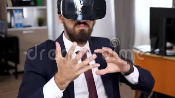 头上戴虚拟现实耳机的人用手创造了一些东西视频的预览图