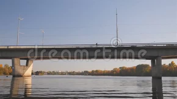 河上的桥汽车的运动骑自行车的美丽的风景夏日阳光明媚慢动作视频的预览图