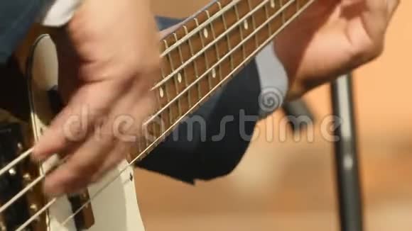 音乐家手弹低音吉他视频的预览图