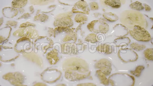 玉米片掉进牛奶里在缓慢运动中的玉米视频的预览图