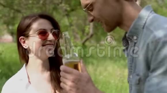 微笑的女孩和男孩调情喝酒视频的预览图