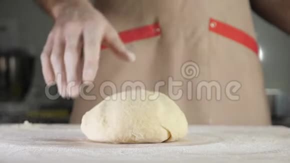 厨师面包师穿围裙的人准备面团视频的预览图