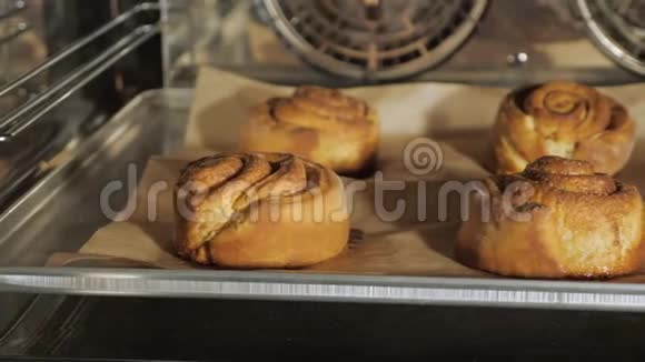 肉桂卷在烤箱里用烤纸烤视频的预览图