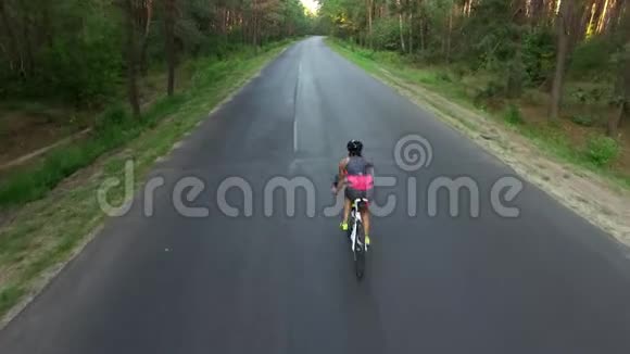 女子在参加铁人三项训练时骑自行车上路视频的预览图