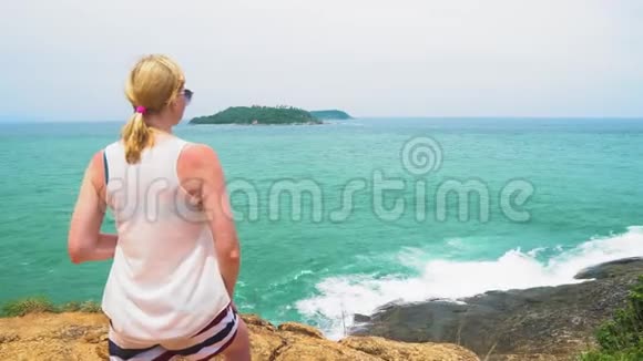 旅行和旅游女孩站在海边望着远处的海浪视频的预览图