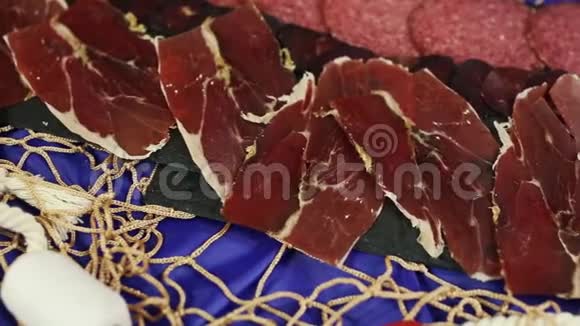 黑背景下的熟食肉类火腿腊肠培根食物背景视频的预览图