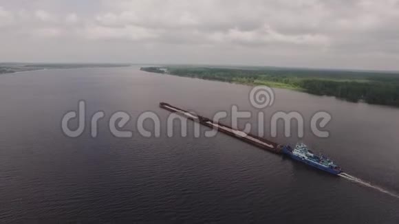 一艘运输船沿着河航行视频的预览图