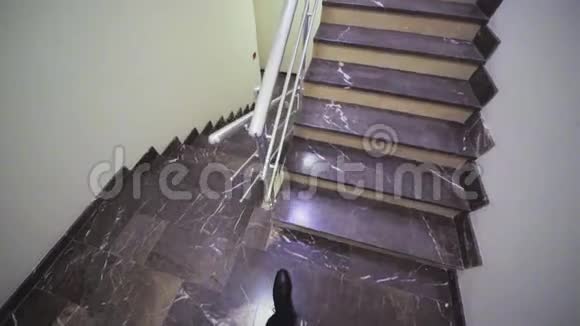 经理从头摄像头的角度从楼梯上走到门口视频的预览图