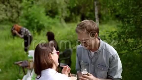 快乐男在公园野餐时和女朋友聊天视频的预览图