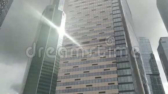 从摩天大楼的移动车辆看视频的预览图