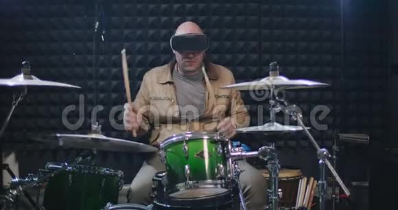 音乐家戴上虚拟现实耳机视频的预览图