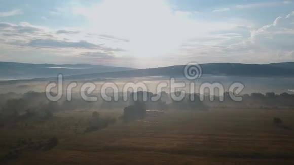 黎明时分雾在山脚下视频的预览图