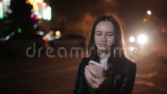 可爱的女孩站在路边用电话微笑视频的预览图