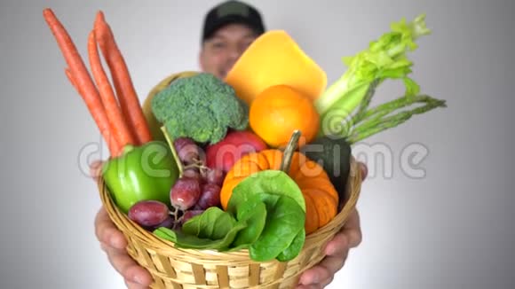 肖像农民手拿篮子新鲜有机水果健康天然蔬菜视频的预览图