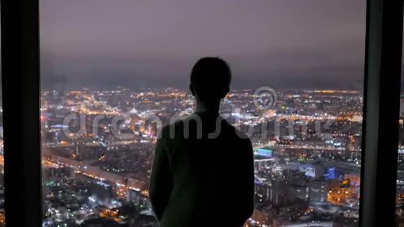 从摩天大楼看夜城的女人视频的预览图