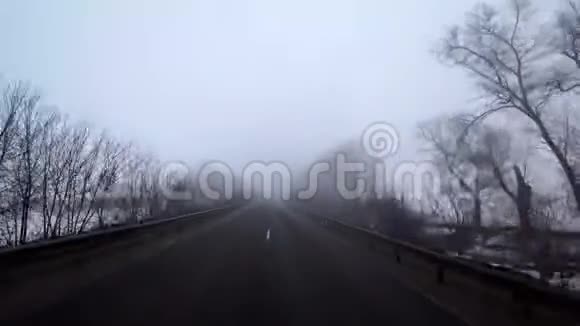 汽车在雾中行驶恶劣的天气和道路上危险的汽车交通雾灰路汽车开视频的预览图