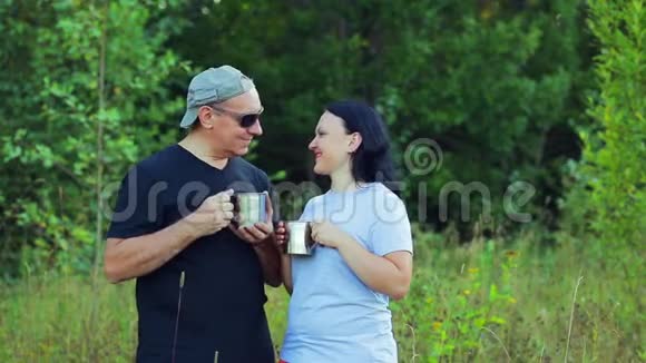 幸福夫妻一男一女在林边喝茶视频的预览图