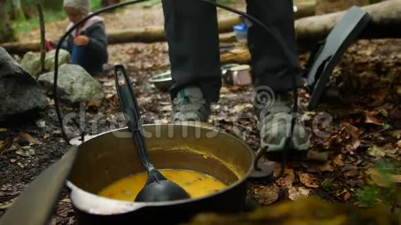 在营地做饭在大自然中生存视频的预览图