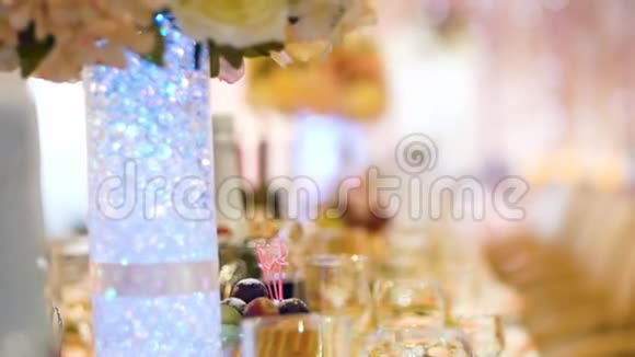 节日婚礼桌上有食物和饮料特写视频的预览图