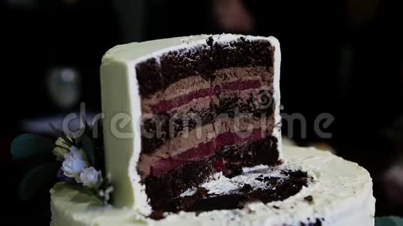 特写糖果手切第二层巧克力蛋糕视频的预览图