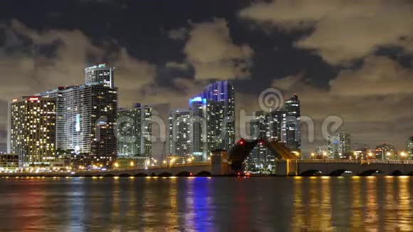 美国佛罗里达州迈阿密市市中心吊桥交通全景4k时间流逝视频的预览图