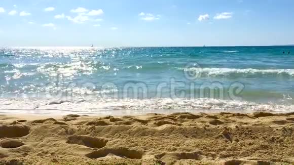 在缓慢运动中动态波浪接近沙滩视频的预览图