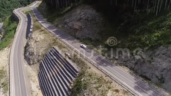 汽车骑在一座蜿蜒的山上视频的预览图