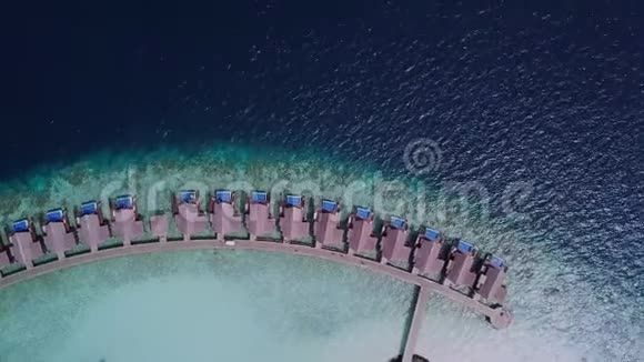 Dran相机在马尔代夫的海洋别墅中旋转视频的预览图