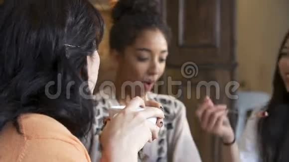 女朋友小组在咖啡馆餐厅开会视频的预览图