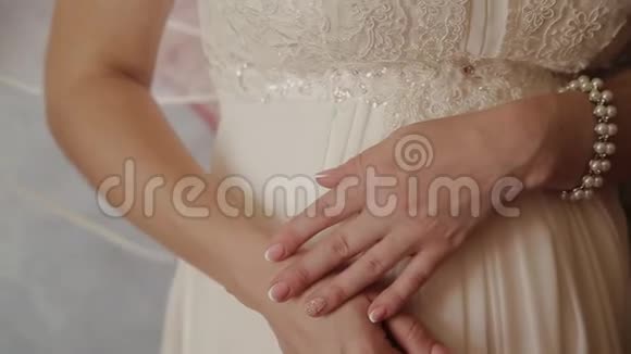 最接近新娘的手新娘穿着婚纱特写的手新娘的贴身双手视频的预览图