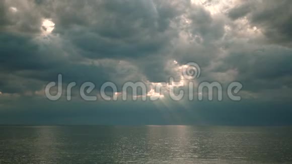 美丽的阳光透过云层穿过海水或大湖视频的预览图