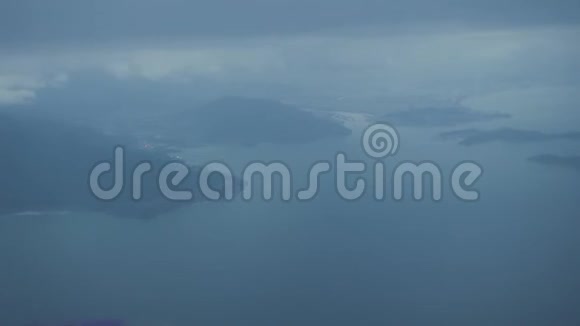从空中飞过云层的群岛从飞机上俯瞰海景视频的预览图