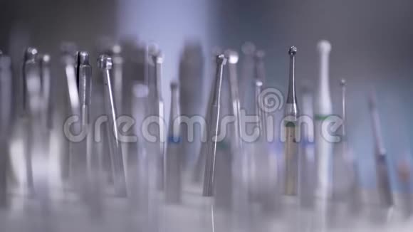 牙科用各种钻头和钻头的宏观射击无菌提示有序视频的预览图
